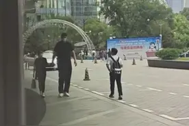姚明携女儿外出逛街 年仅11岁的姚沁蕾身高已超路人图片