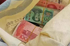 七旬老人拾废品发现万余元现金物归原主：还给人家才安心图片