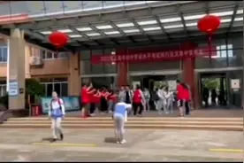 中考结束对学校抱拳一拜，上海女生飒爽英姿赢来“感动”点赞图片