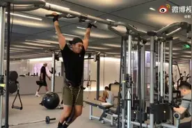 撒狗粮！杜江吊铁饼做引体向上 霍思燕看后发问：这练的是哪？图片