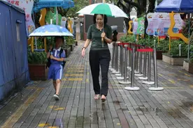 暖心！暴雨红色预警全市停课，但学生已到校，他们这样做……图片