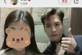 王嘉尔和女粉合照捂紧衣领 网友：绅士可爱还帅气图片