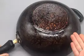 家里锅底又黑又脏，不要老用洗洁精，试试这招，锅底干净如新图片