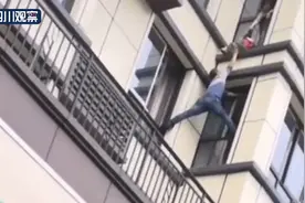 徒手攀墙救人 男子上演真人版“蜘蛛侠”图片