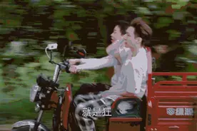 张艺兴坐三轮车坐出了跑车的架势 随意撩发状态恣意洒脱图片