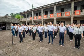 区领导带领新党员赴梅园革命史迹陈列馆集中宣誓图片