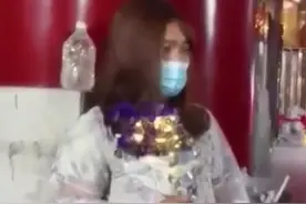 山东父亲穿裙子卖花为白血病儿子筹款，坦言“我是故意的”，网友：没有人能嘲笑你图片