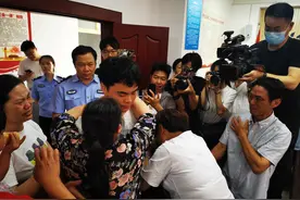 双胞胎小儿子丢失20年找回，原来就在距离不到20公里的地方图片