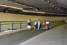 太危险了！下穿隧道非机动车道上拍婚纱照 民警：劝离并加强巡逻图片