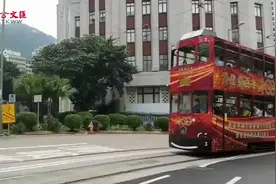 香港多区巴士换“新衣”庆建党百年及回归祖国 市民：身为中国人充满自豪感图片