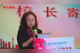 全场沸腾！毕业典礼上，“校长天团”朗诵毕业生写给母校的诗图片