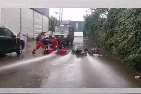 丽江暴雨淹城，消防出动74人抬出水泵、大型排污泵……图片