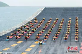 会玩！印度海军在军舰上做瑜伽图片