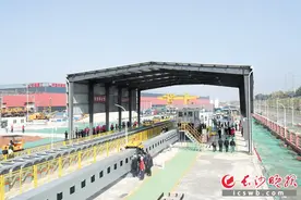 轨上长沙 疾驰而行图片