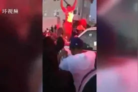 美国加州枪击事件致1死7伤，街头狂欢人群却包围救护车跳舞图片