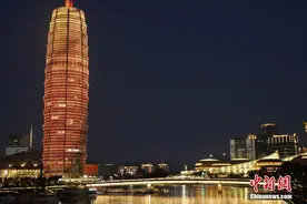 郑州地标建筑“玉米楼”灯光秀美轮美奂图片