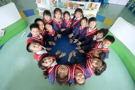 江西东乡：幼儿园体验创意毕业照图片