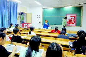 岭南师范学院教师郑光华：独臂“刻”史话爱国“谈”进万千学生心图片