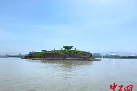 乌海湖：一边亲吻沙漠 一边相拥湖水图片