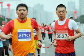 演《了不起的老爸》，“慵懒”张宥浩每场戏跑20遍｜演员新势力图片
