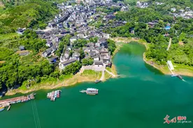 湖南湘西：绿满芙蓉古镇景如画图片