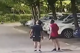 惊魂！4米长钢管从天而降坠落小区 事发时两人正巧路过……图片