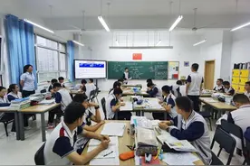 学生“C位”老师“辅助”，一堂生物试卷讲评课，也能如此精彩图片