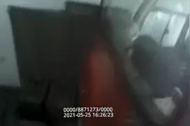 车库内存放3桶汽油 一男子非法储存危险物质被拘留图片