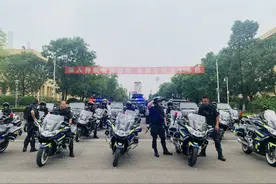 成都公安特警献礼建党百年“铁骑”帅气出征图片