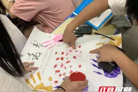 惊喜！老师怀孕8个月 收到学生暖心承诺图片