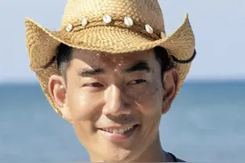 登上春晚前，他的歌已经在春晚红了丨夜问图片