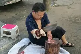 湖南肉摊断臂哥走红！失臂后绑菜刀剁肉20年，如今有车有房图片