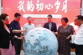 这对党员父子制作直径1米的大地球仪，讲述党史故事图片