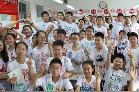 德州小学生手绘65件毕业文化衫送给老师和同学，定格美好校园回忆图片