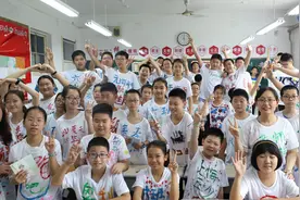 德州小学生手绘65件毕业文化衫送给老师和同学，定格美好校园回忆图片