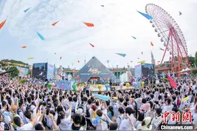 长沙4000中考毕业生彩虹跑、放飞纸飞机庆毕业图片