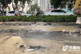 水流成河！济南堤口路突发大水 水务集团：24日中午前恢复供水图片
