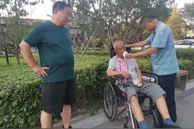 年过六旬的兄弟俩喂92岁老父亲喝奶 场面温馨令人动容图片