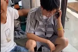 喜极而泣！男生超一本线27分哭着报喜，爸爸蹲下拍肩膀安慰图片