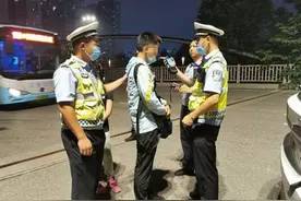 糊涂老爸不听劝，酒后骑摩托还带着女儿图片