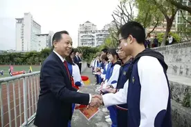 放榜夜丨四川内江六中高考文科考生历子陵分享学习心得：将知识点与生活联系图片