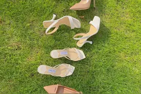 想买新凉鞋，就在这两双里挑一双吧图片