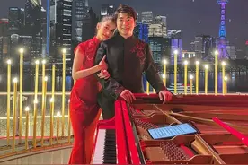 郎朗与妻子夜幕中亲密依偎 吉娜穿中国红演出服喜气十足图片