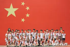 清水塘北辰小学3000余名师生齐唱红色歌曲为党庆生图片
