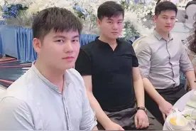 这场婚礼爆火！3个一模一样的新郎，分不清了图片