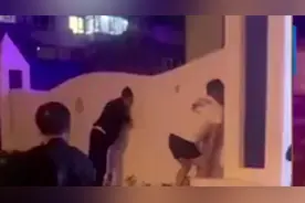 小朋友夜宿幼儿园，父母组团“趴墙根”视频封面