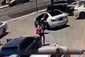 美国华裔女子遇抢劫拼命反抗：事发华人商圈 监控拍下全程图片