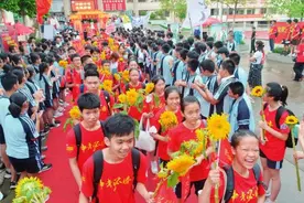 6月24日南宁9万余名学子奔赴中考考场图片