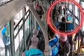 山东大爷够“硬核”，路见小偷一把抓图片