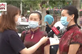 北京中考家长穿旗袍送考，家长：考试三天每天都会穿不同颜色旗袍图片